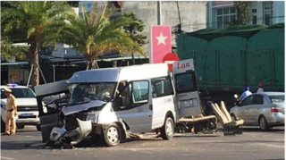Tin tức tai nạn giao thông ngày 25/5: Ô tô khách nát đầu sau va chạm với xe đầu kéo