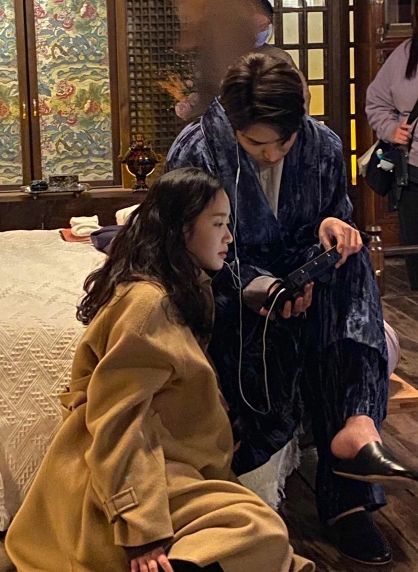 Lee Min Ho và Kim Go Eun khoe những khoảnh khắc 'tình bể bình' trên phim trường 'Quân vương bất diệt'