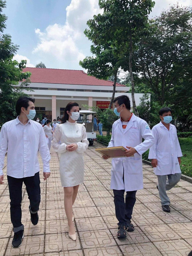 Dù đang mang bầu, Đông Nhi vẫn cùng Ông Cao Thắng đi bệnh viện Dã Chiến Củ Chi thăm hỏi đội ngũ y bác sĩ