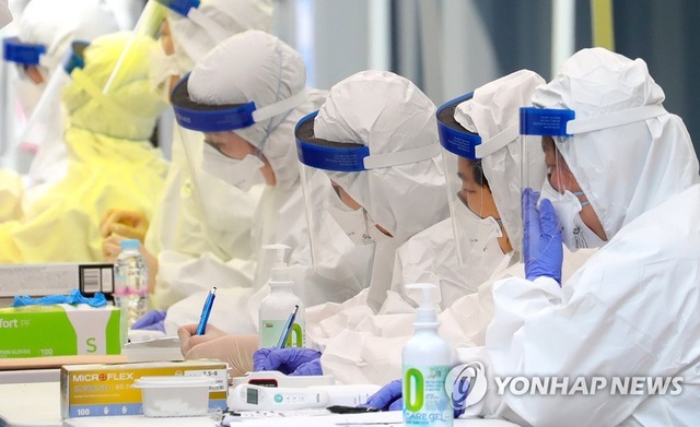Hàn Quốc cân nhắc biện pháp mạnh khi số ca nhiễm Covid-19 tăng vọt