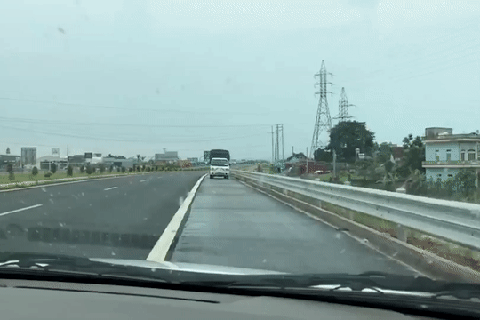 Đi ngược chiều trên cao tốc, tài xế gặp ngay xe tuần tra của CSGT