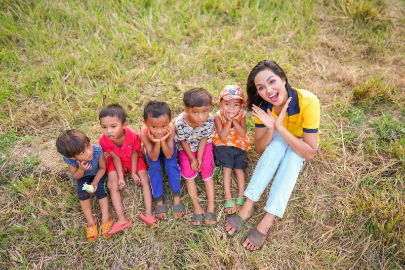 Mừng ngày quốc tế thiếu nhi, Hoa hậu H'Hen Niê tung bộ ảnh chơi đùa cùng em nhỏ