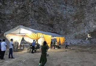 Sập mỏ đá Điên Biên: Lật tung hàng trăm m3 đá tìm kiếm nạn nhân 