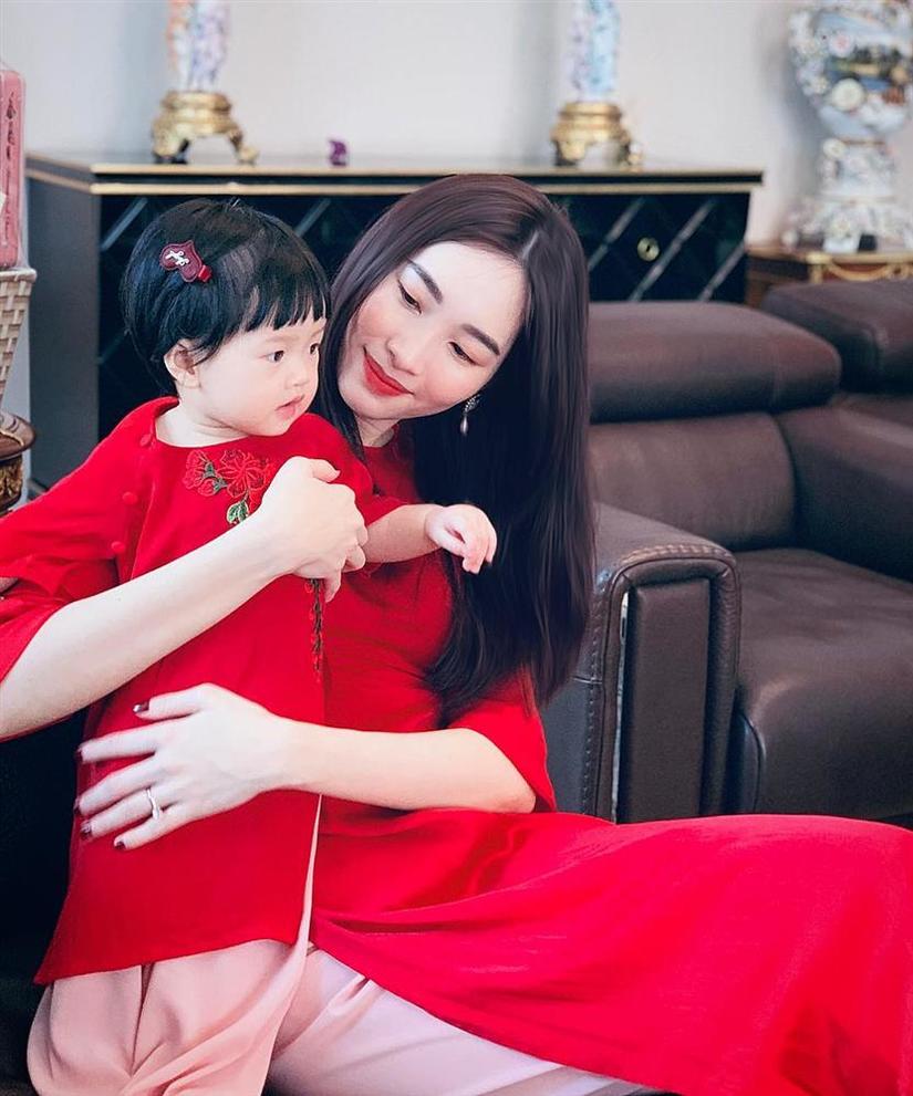 Con gái Hoa hậu Đặng Thu Thảo gây sốt với khoảnh khắc mát-xa cho bố