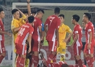 Tức giận với trọng tài, CĐV Nam Định trút giận lên cầu thủ đội khách