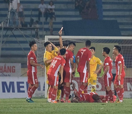 CĐV Nam Định trút giận lên cầu thủ đội khách Viettel