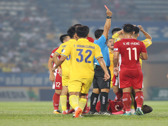 HLV Lê Thụy Hải cho rằng trọng tài bắt trận Nam Định gặp Viettel FC có nhiều sai sót