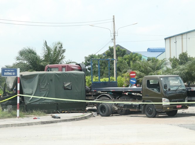 Xe container tông xe quân sự khiến 7 chiến sĩ thương vong 2