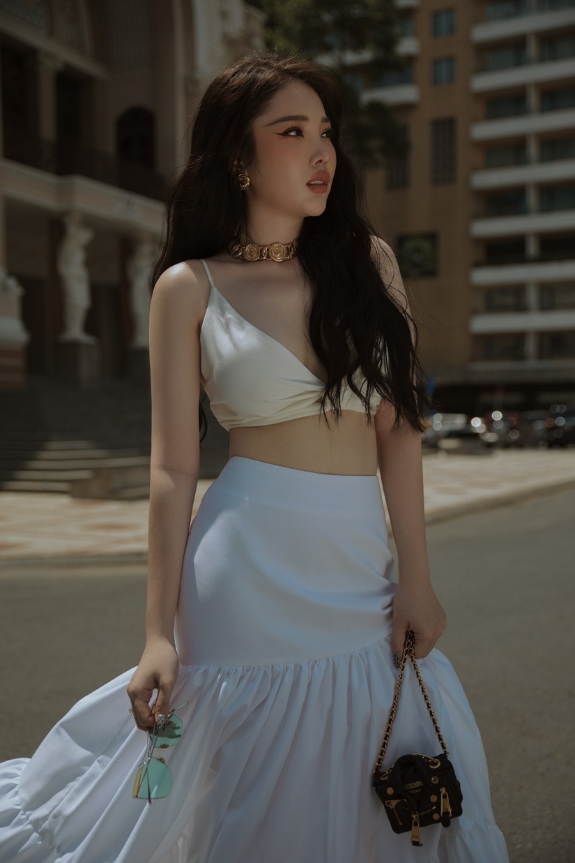 Kim Bình - 'bản sao' Kỳ Duyên khoe vòng 1 sexy