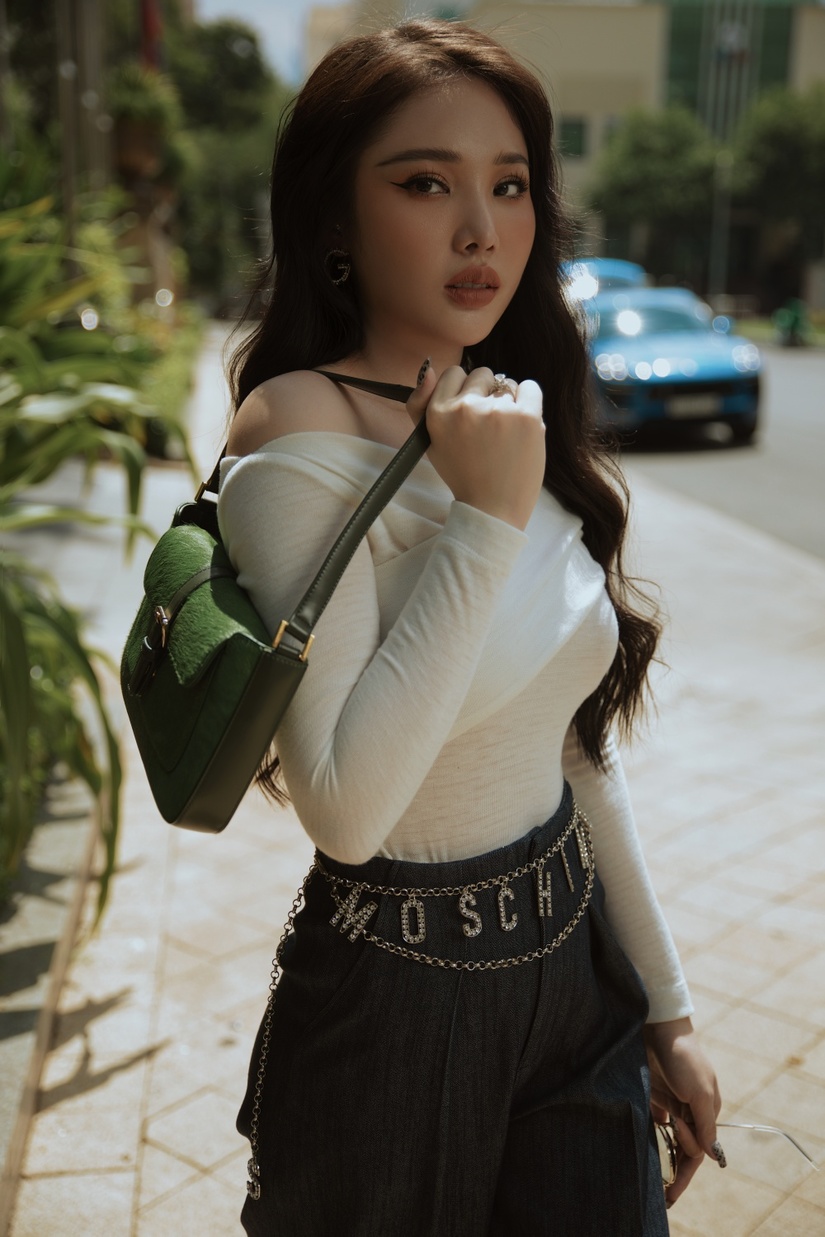 Kim Bình - 'bản sao' Kỳ Duyên khoe vòng 1 sexy