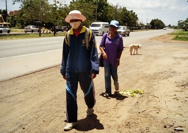 Thất nghiệp không có tiền đi lại, cặp vợ chồng đi bộ 300km về nhà thăm mẹ ốm