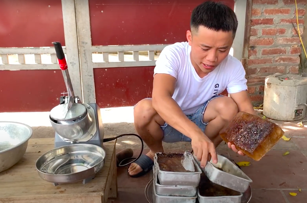 Làm đá bào giải nhiệt mùa hè, em trai Hưng Vlog bị dân mạng chê bai