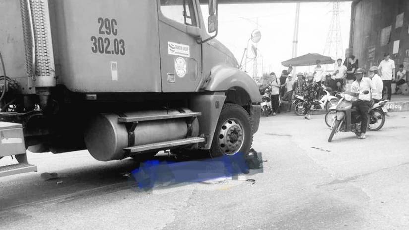 Hai nữ sinh đi xe đạp điện chết thảm dưới bánh xe container