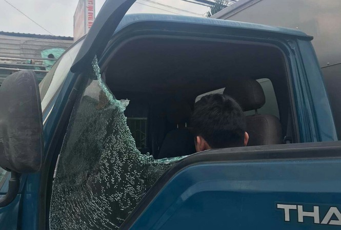 Nhóm côn đồ đi xe Camry ném đá, tấn công tài xế xe tải nhập viện