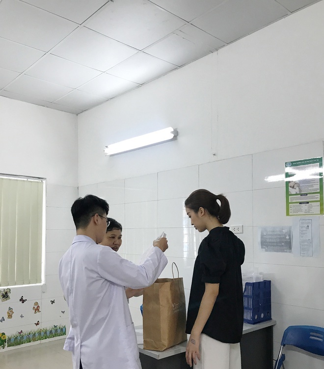 Hoa hậu Đỗ Mỹ Linh quyên góp viện phí cho bé sơ sinh bị bỏ rơi 3 ngày dưới hố gas