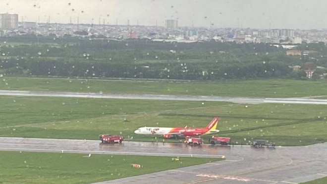 Máy bay lao khỏi đường băng Tân Sơn Nhất trong cơn mưa lớn
