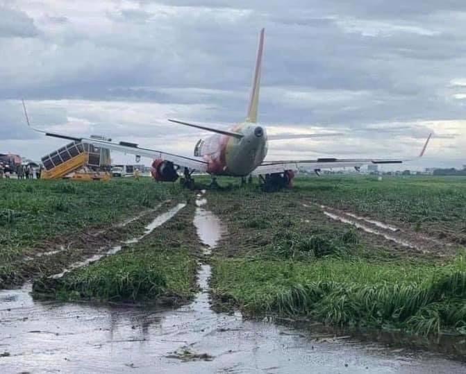 Tin tức trong ngày 14/6, máy bay Vietjet hạ cánh trượt khỏi đường băng Tân Sơn Nhất, nguyên nhân là do mưa lớn