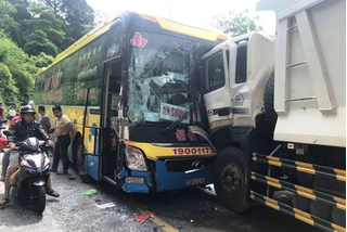 Tai nạn liên hoàn giữa 2 xe khách và 1 xe tải, đèo Bảo Lộc ách tắc