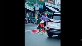 Người phụ nữ thản nhiên ngồi bán rau giữa đường khiến dân mạng ngao ngán