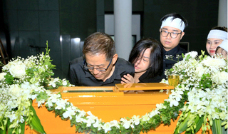 Dòng người khóc nghẹn trong lễ tang toàn hoa trắng MC Diệu Linh