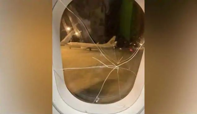 Cô gái thất tình đấm nứt cửa sổ máy bay
