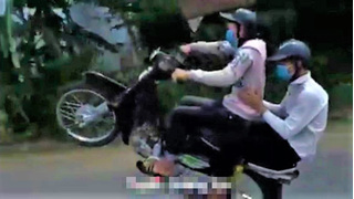 Triệu tập nhóm 'quái xế' tuổi teen khoe clip bốc đầu xe máy lên Facebook