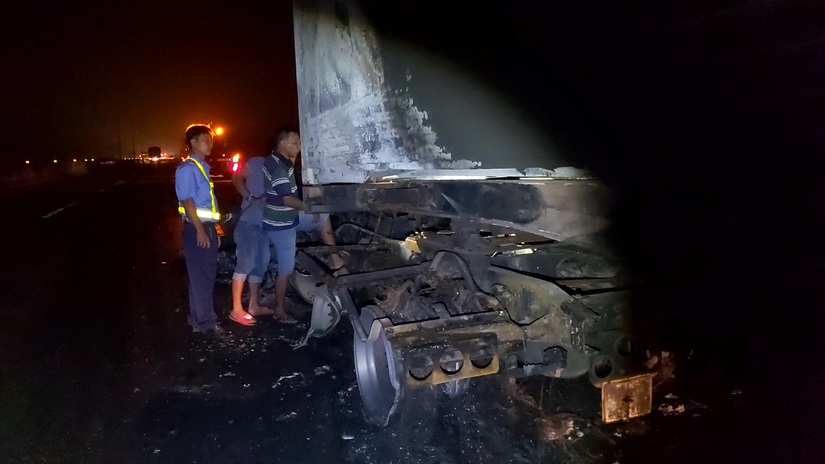 Sau tiếng nổ lớn, xe đầu kéo cháy rụi trên cao tốc TPHCM – Trung Lương