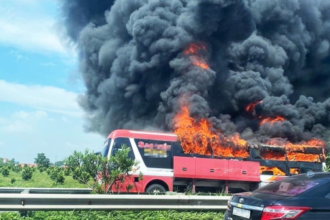 11 người suýt chết khi xe giường nằm bốc cháy trên cao tốc Nội Bài - Lào Cai
