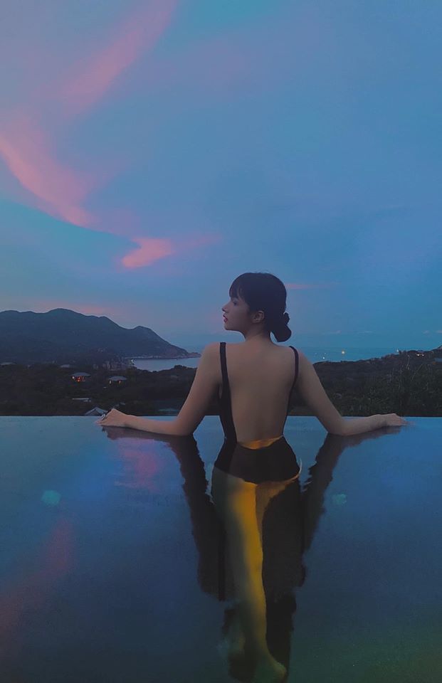 Hoa hậu Hương Giang diện bikini khoe đường cong bỏng mắt