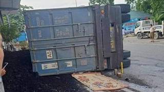 Container chở than lật đè xe máy khiến 2 mẹ con tử vong
