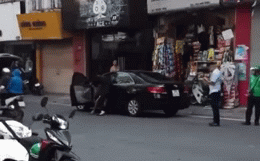 Xôn xao clip người đàn ông bị lôi ra khỏi xe ô tô trong tình trạng khỏa thân 