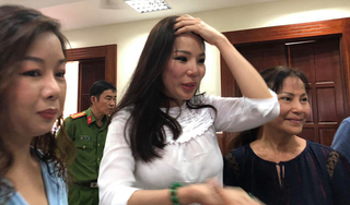 Vợ cũ bác sĩ Chiêm Quốc Thái tươi cười rời tòa