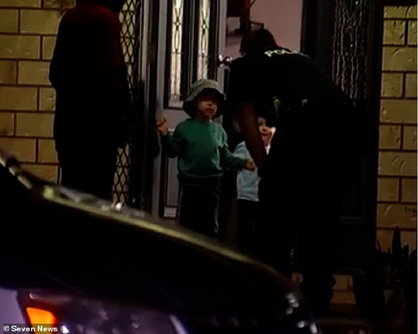 Cậu bé 3 tuổi khiến nhiều người 'ôm tim' vì  lái xe đâm sập nhà hàng xóm