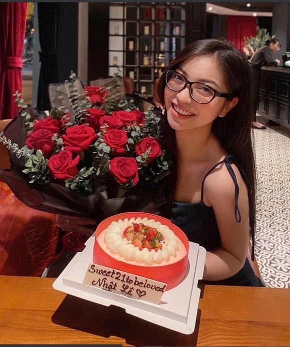 Nhật Lê vui vẻ đón sinh nhật sớm trong ngày Quang Hải bị hack Facebook