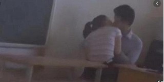 Đình chỉ công tác thầy giáo ôm hôn nữ sinh lớp 7