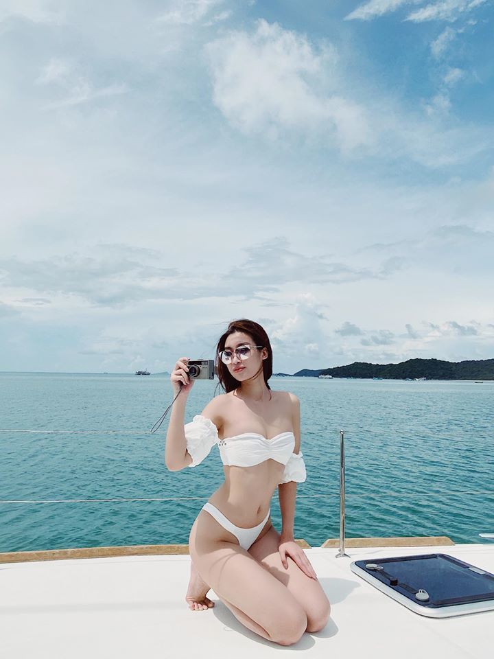 Hoa hậu Đỗ Mỹ Linh diện bikini khoe vóc dáng nóng bỏng