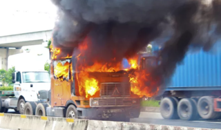 Xe container cháy rụi trên xa lộ lúc giữa trưa