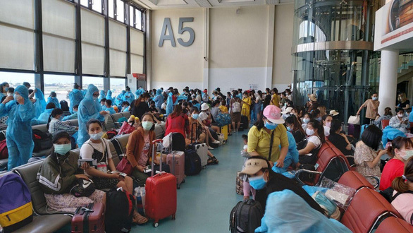 Sân bay Tân Sơn Nhất đón 343 người Việt bị mắc kẹt tại Đài Loan 