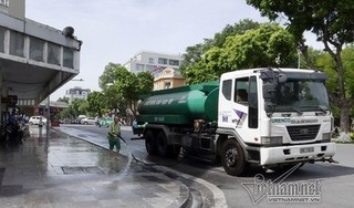Hà Nội rửa đường hạ nhiệt trong những ngày nắng nóng, người dân ủng hộ nhiệt tình