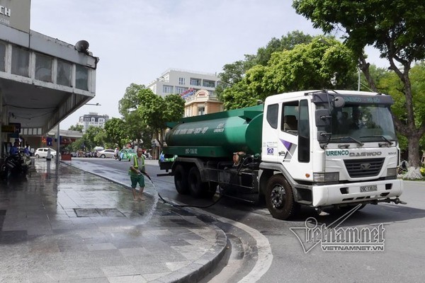 Người dân ghi nhận đánh giá cao việc rửa đường chống nắng ở Hà Nội