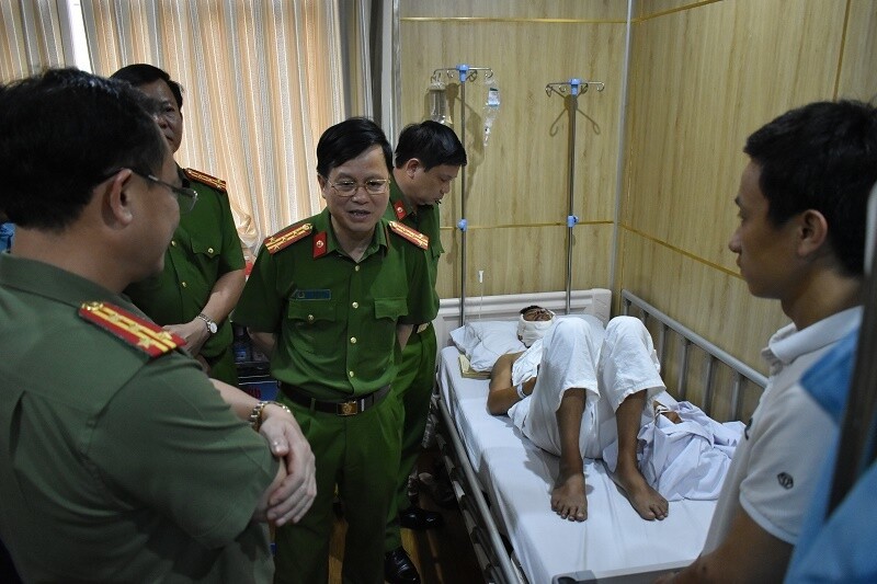 Xử lý 'cát tặc', Thượng úy CSGT Ninh Bình bị chém dã man