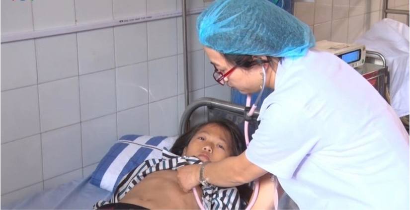 85 học sinh tiểu học tại Lào Cai nhập viện khẩn cấp sau bữa ăn bán trú tại trường