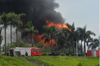 Hà Nội: Cháy lớn tại kho hóa chất, cột khói đen bốc cao hàng chục mét kèm tiếng nổ