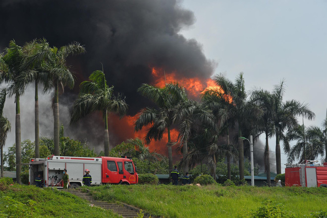 Cháy lớn tại kho hóa chất, cột khói đen bốc cao hàng chục mét kèm tiếng nổ