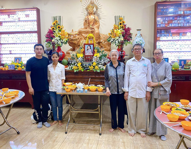 Bố mẹ Phùng Ngọc Huy thay mặt con trai làm lễ cúng 100 ngày cho diễn viên Mai Phương