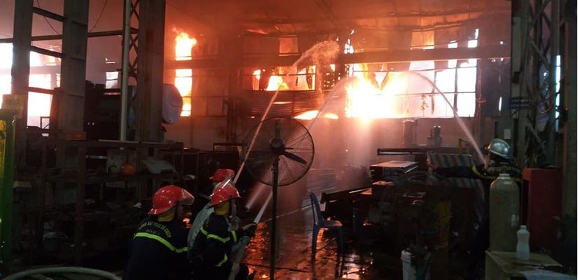 Hóa chất vụ cháy kho xưởng ở Long Biên là cồn methanol