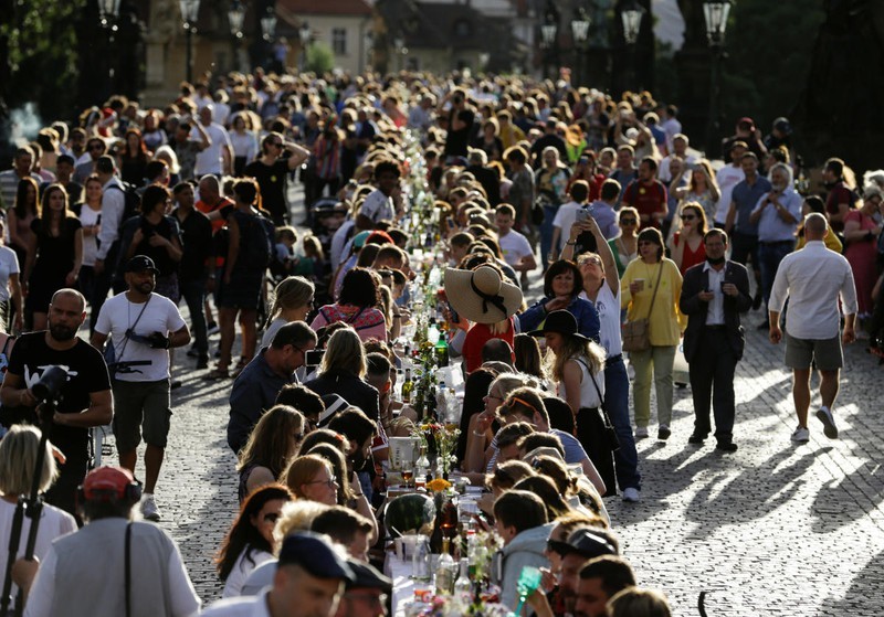  Mừng hết cách ly Covid-19, người dân Séc mở tiệc bằng bàn ăn gần 500m