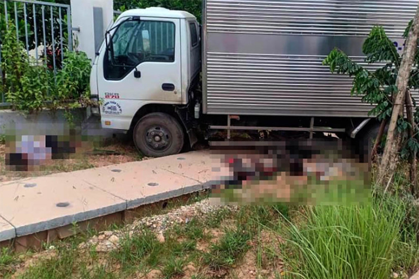 Xe máy chở 3 tông xe tải, 2 thanh niên tử vong tại chỗ (sáng)