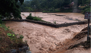 Tin tức trong ngày 4/7: Mưa lớn gây lũ lụt ở Lào Cai, gây ách tắc giao thông