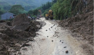 Mưa lớn khiến nhiều tuyến đường ở Lào Cai sạt lở nghiêm trọng